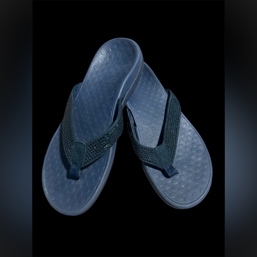 Vionics navy flip flop sandals women’s size 7. Flats. Tongues. Toe divide.